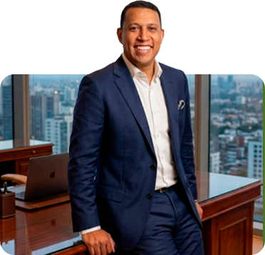 imagem do washington bezerra em um escritório, encostado em uma mesa